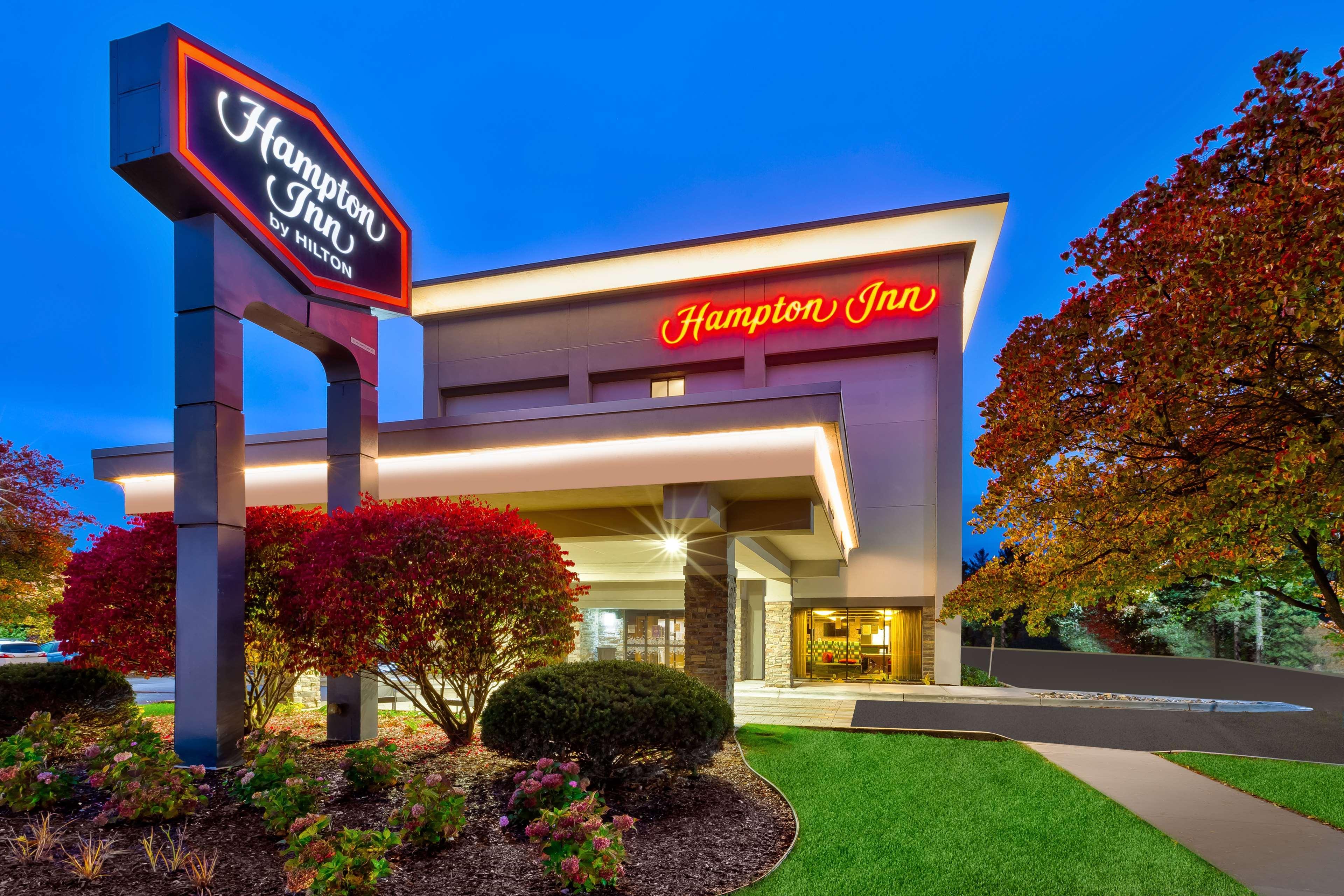 Hampton Inn טראוורס סיטי מראה חיצוני תמונה