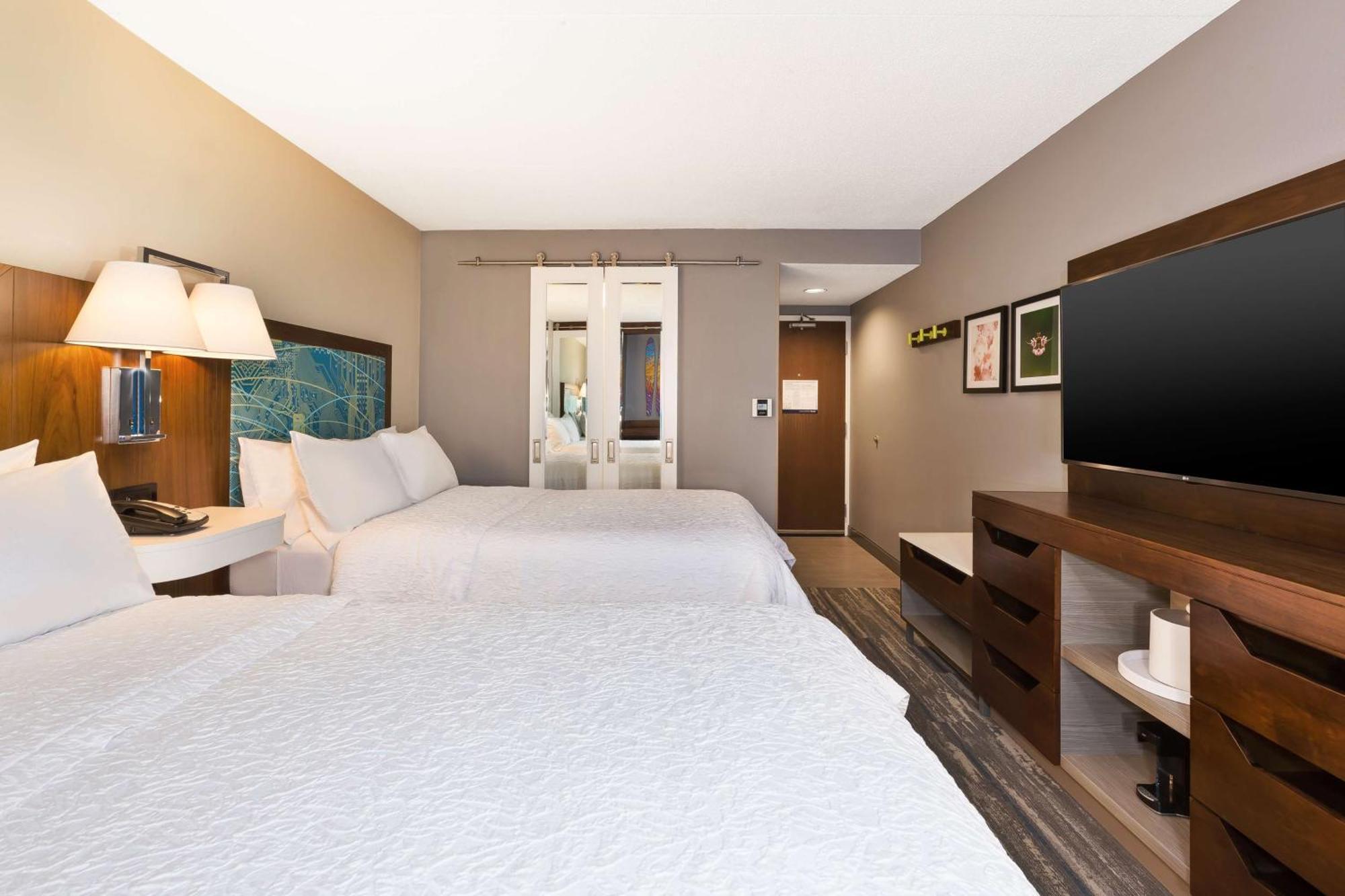 Hampton Inn טראוורס סיטי מראה חיצוני תמונה