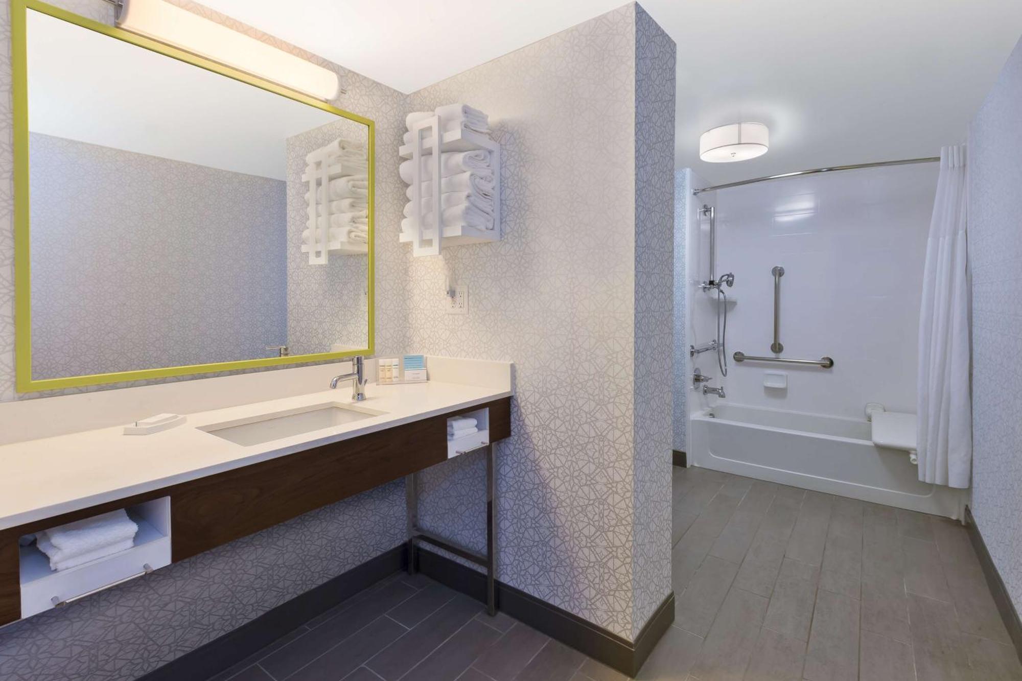 Hampton Inn טראוורס סיטי מראה חיצוני תמונה