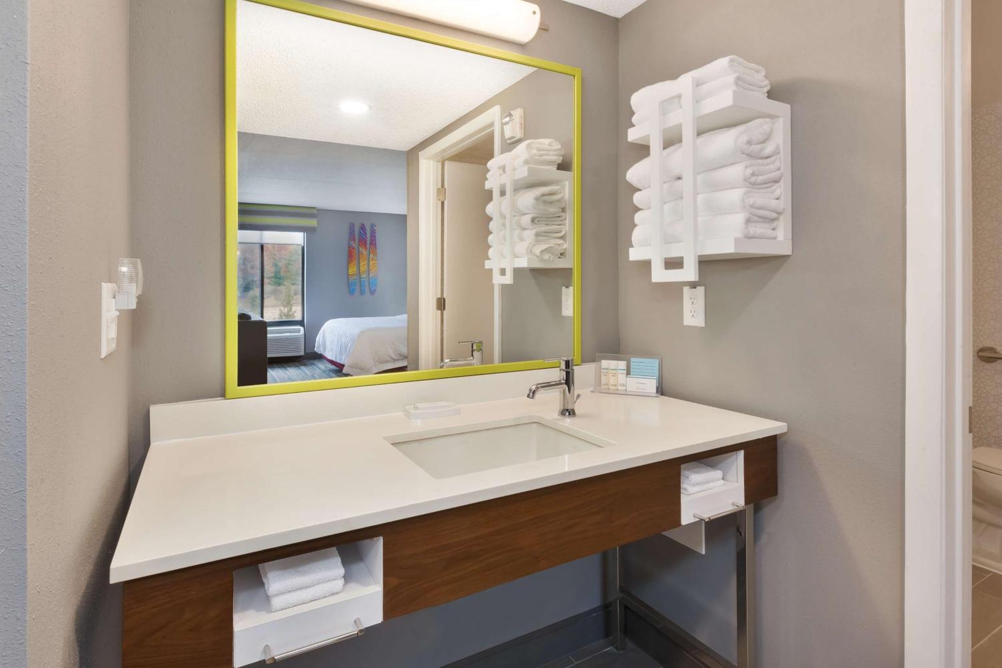 Hampton Inn טראוורס סיטי מראה חיצוני תמונה