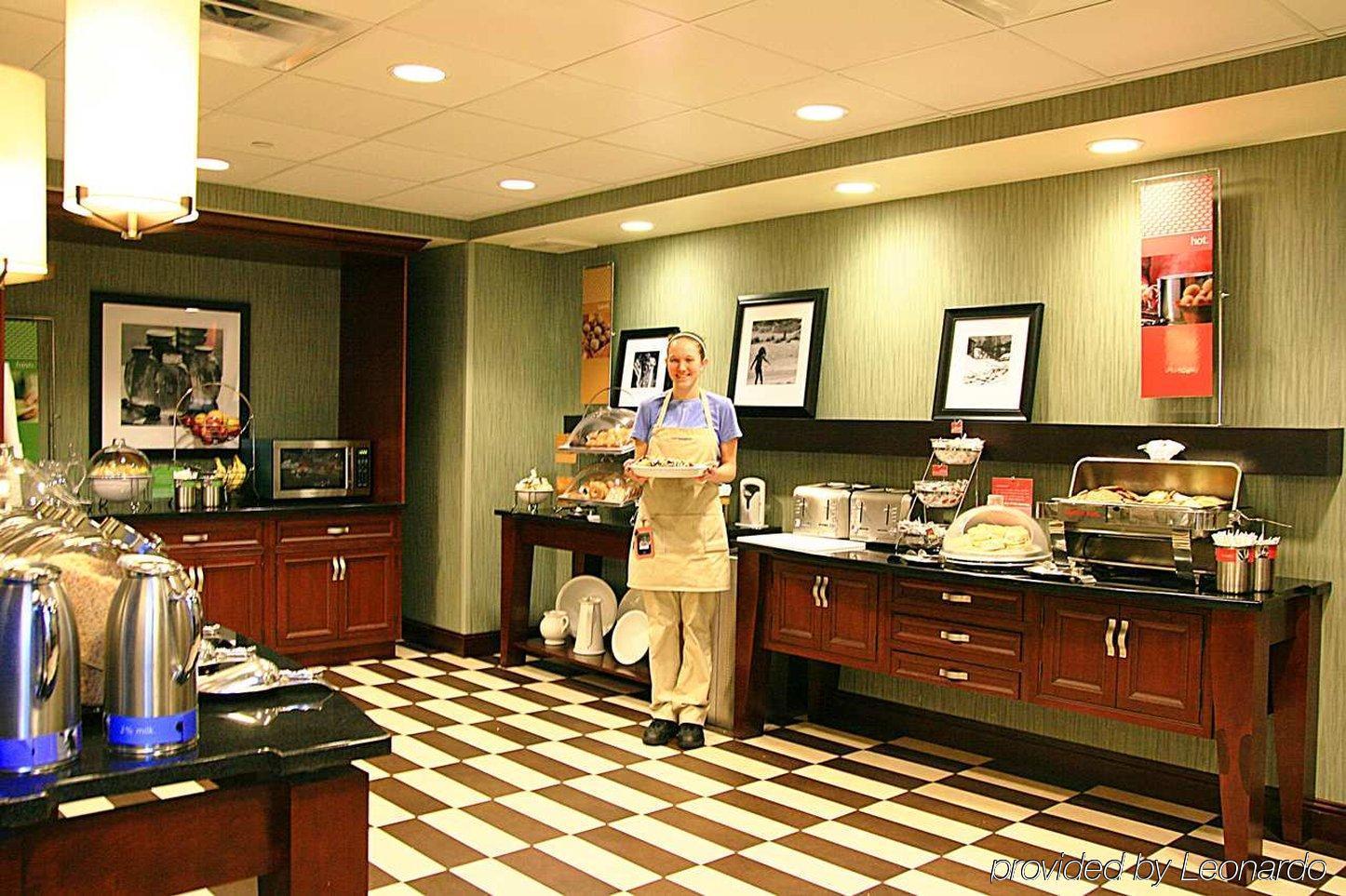 Hampton Inn טראוורס סיטי מסעדה תמונה