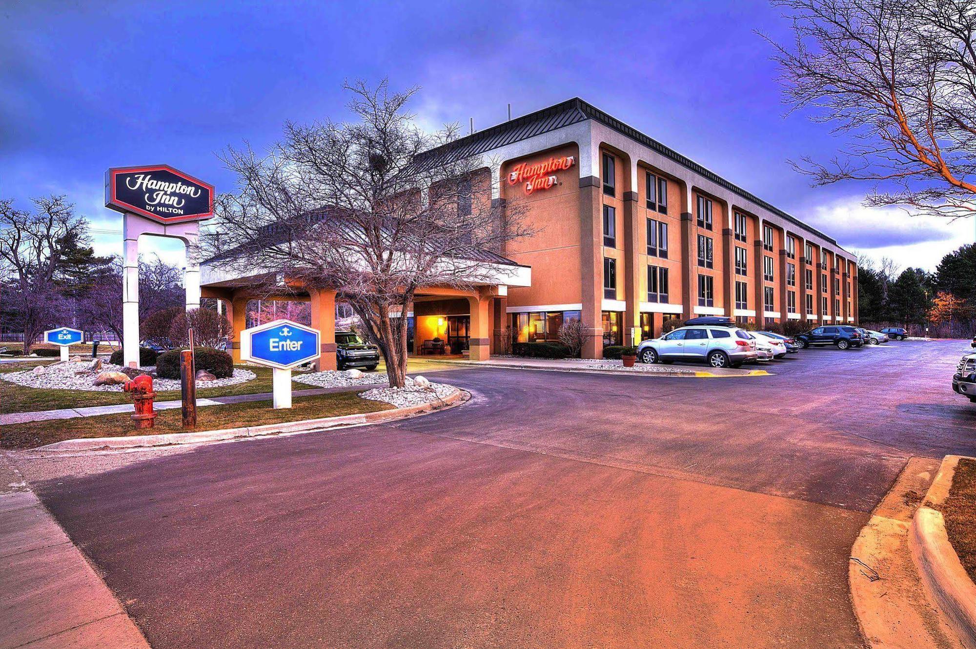 Hampton Inn טראוורס סיטי מראה חיצוני תמונה
