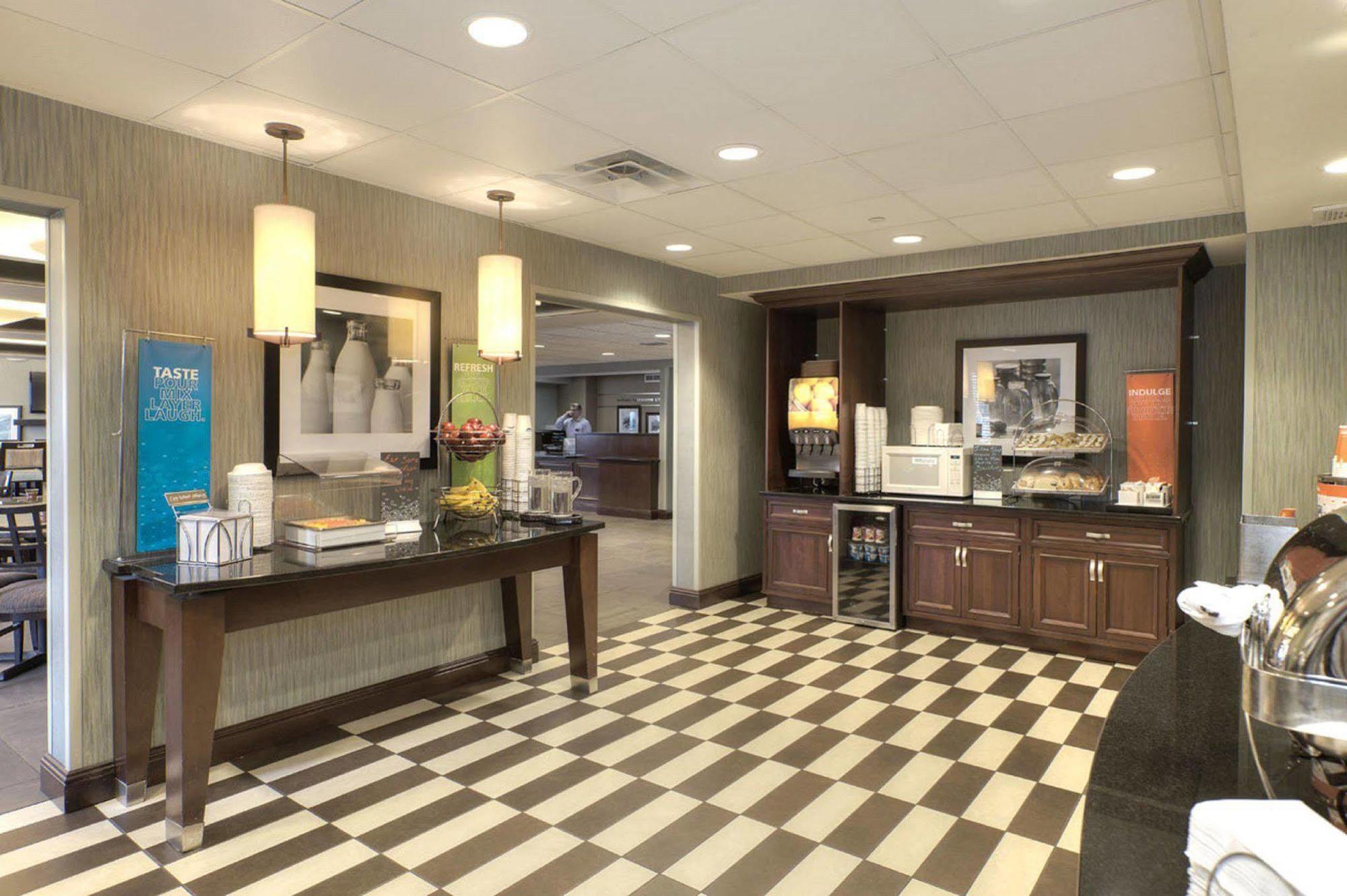 Hampton Inn טראוורס סיטי מראה חיצוני תמונה