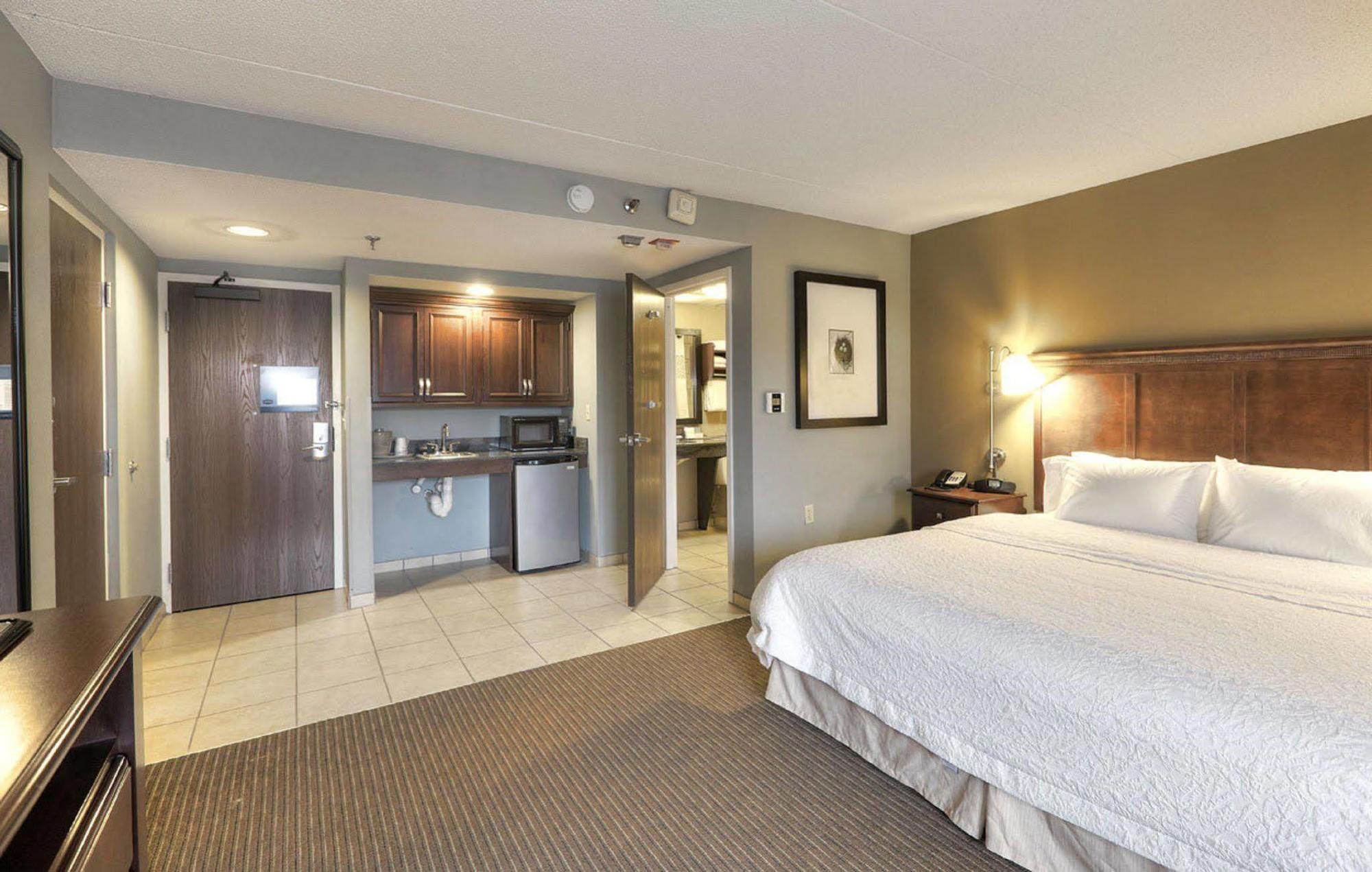 Hampton Inn טראוורס סיטי מראה חיצוני תמונה